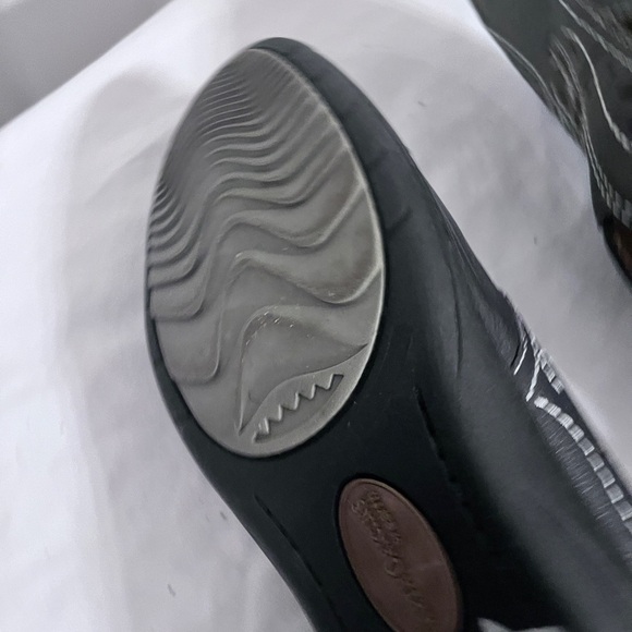 Stylish Navy Blue Slip-On Shoes with White Accents - Picture 5 of 10